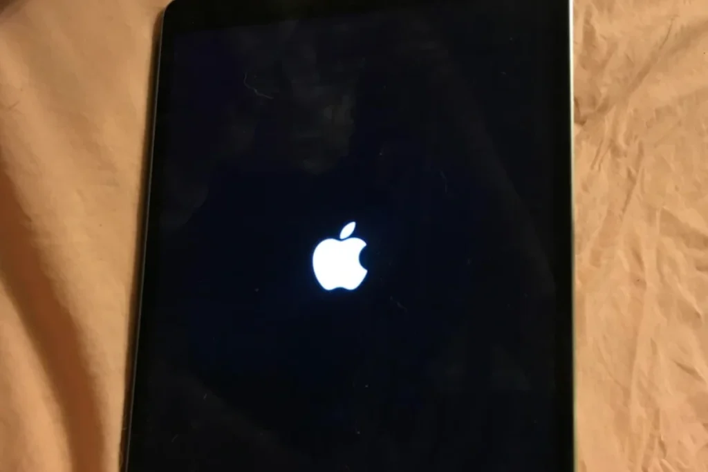 iPad Stuck Apple Logo