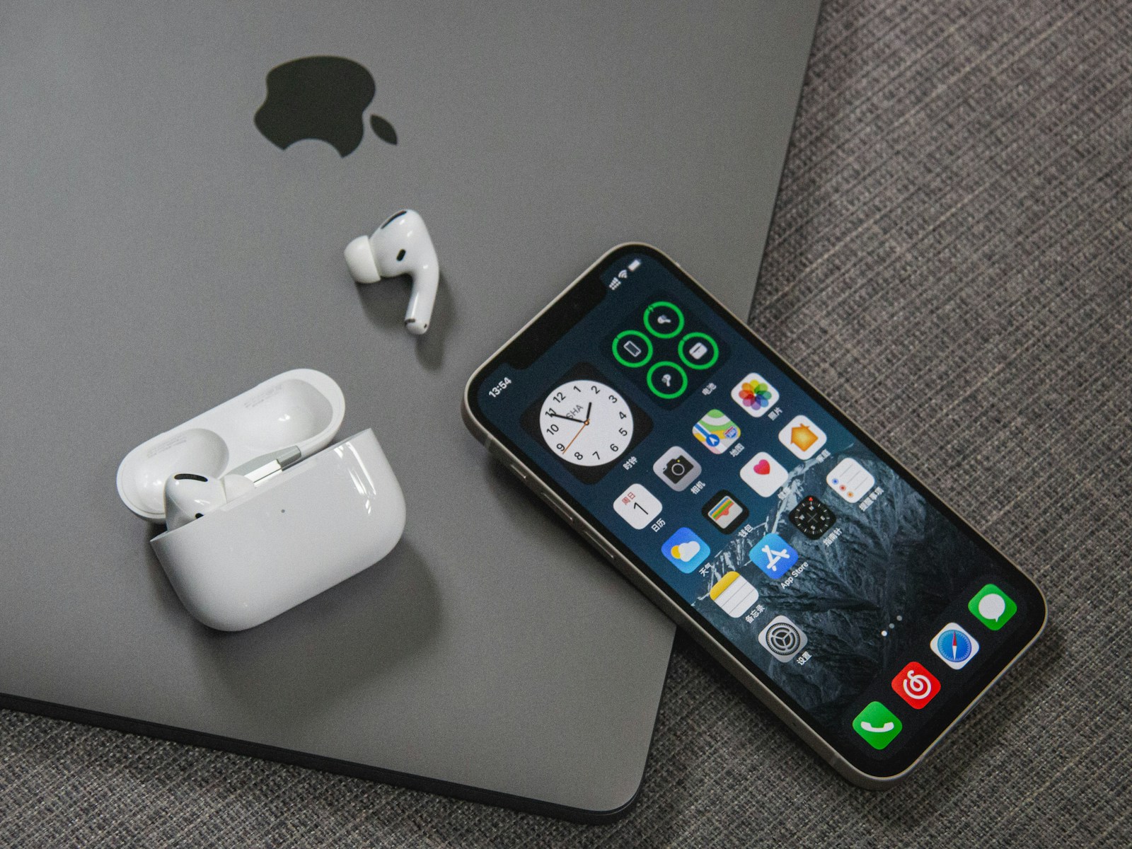 space gray iphone 6 beside apple earpods